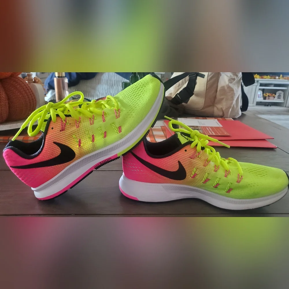 🚨🚨Nike Zoom Pegasus 33 Lime Green and Pink Running Shoes🚨🚨 - Picture 4 of 8
